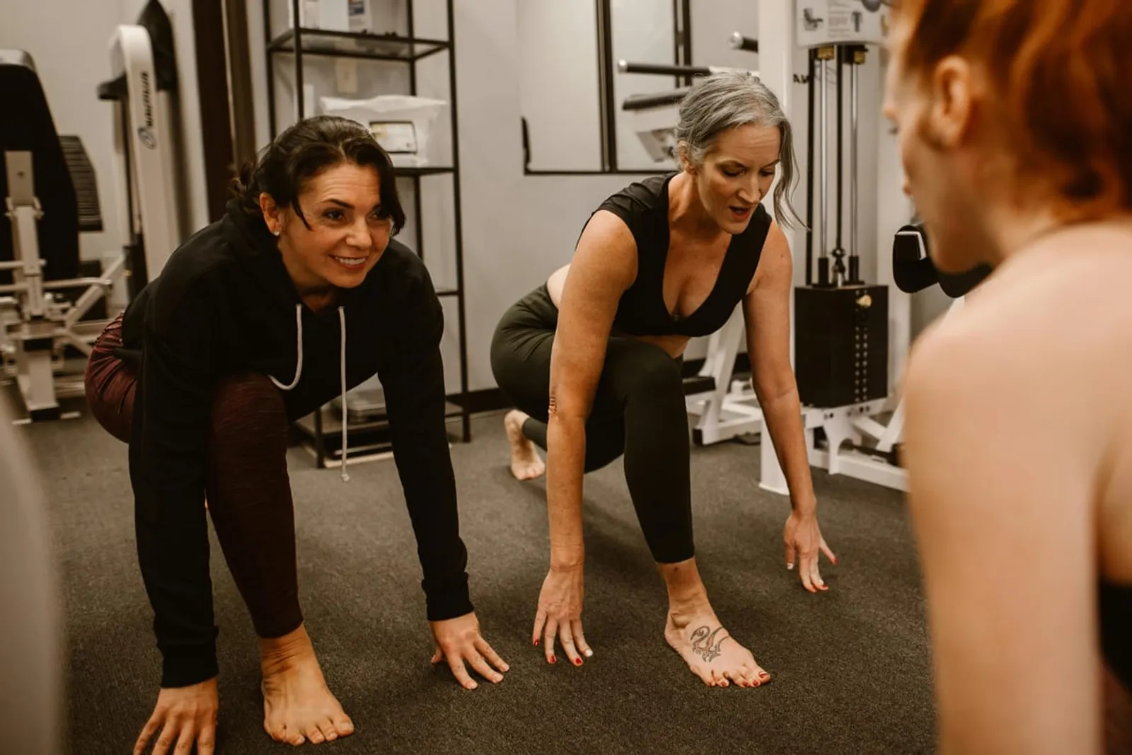 Personal trainer working with long-term client showing client retention strategies